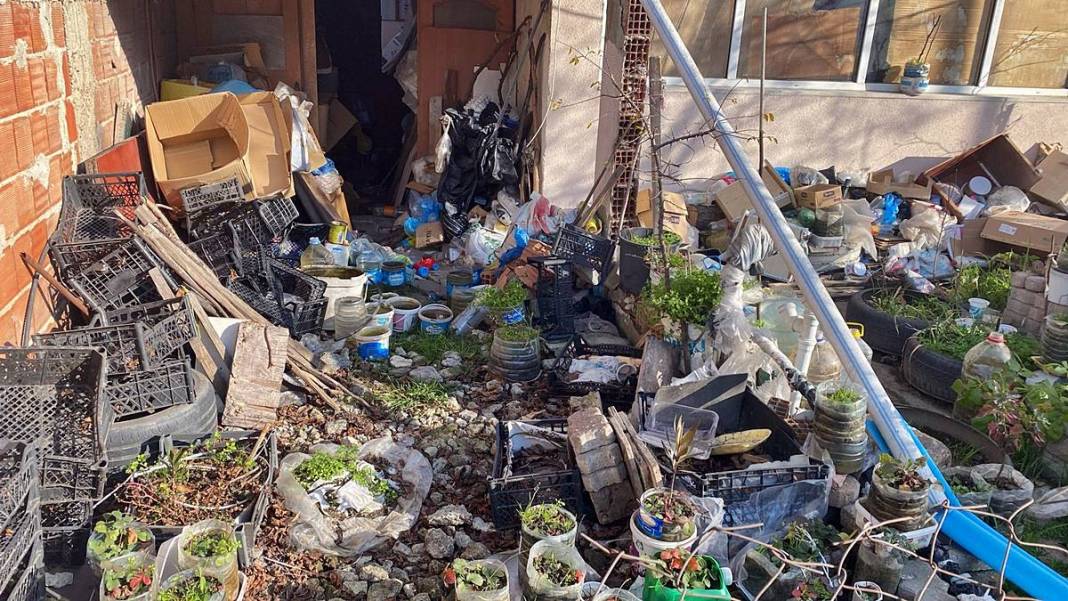 10 yıldır biriktirdiği çöpler apartman sakinlerini çıldırttı! Kamyon kamyon toplanan çöpler şaşkına çevirdi 4